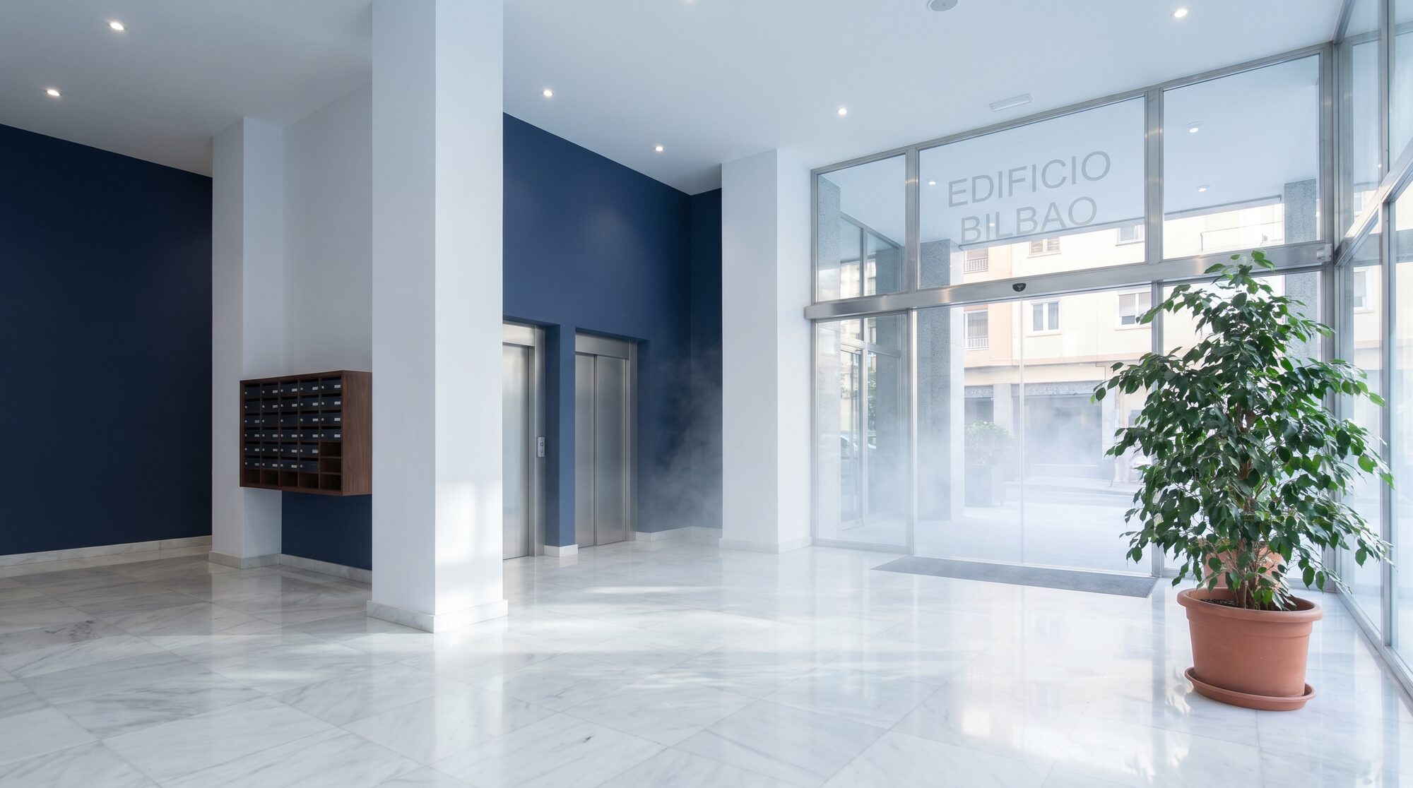 Lobby de comunidad de vecinos en Bilbao tras servicio de limpieza